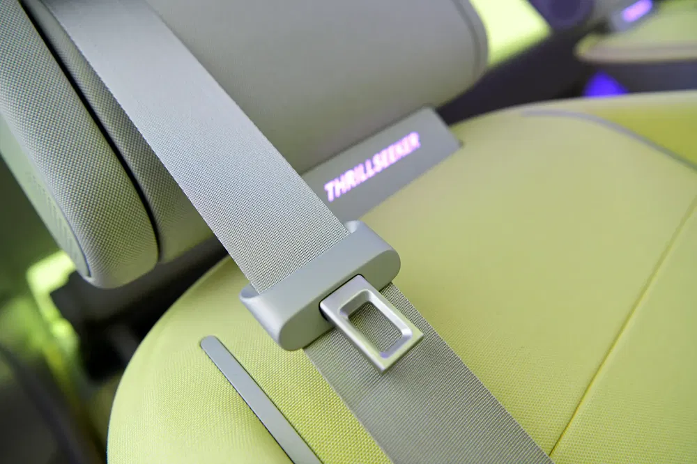 Moderne auto-interieur met grijze veiligheidsgordel op lichtgroene stoel.