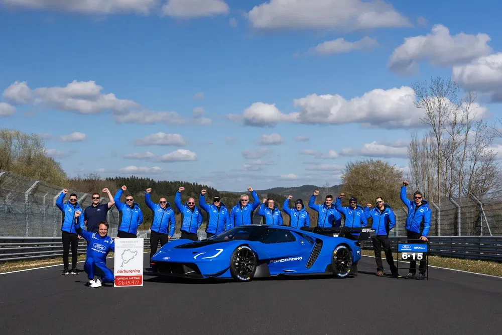 {"fr":"Voiture Ford GT bleue avec équipe sur circuit Nürburgring sous ciel dégagé.","nl":"Blauwe Ford GT auto met team op Nürburgring circuit onder heldere hemel."}