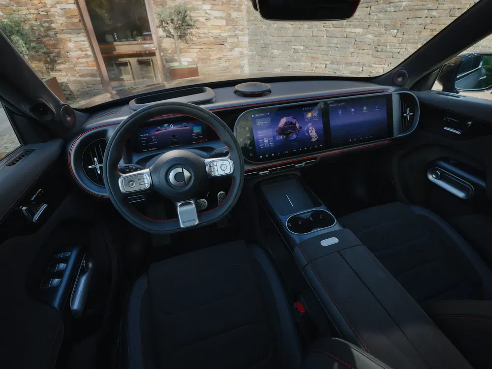 High-tech dashboard van de Smart, met modern stuurwiel en digitale schermen.