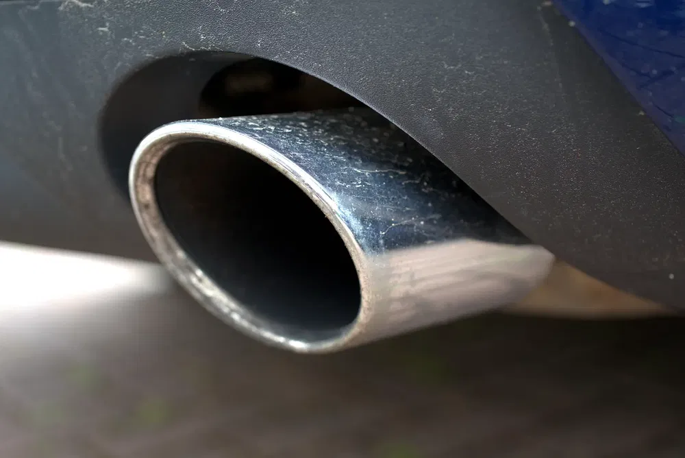 {"fr":"Gros plan sur l'échappement d'une voiture, montrant la sortie chromée et brillante.","nl":"Close-up van de uitlaat van een auto met een glanzende, chromen uitlaatpijp."}