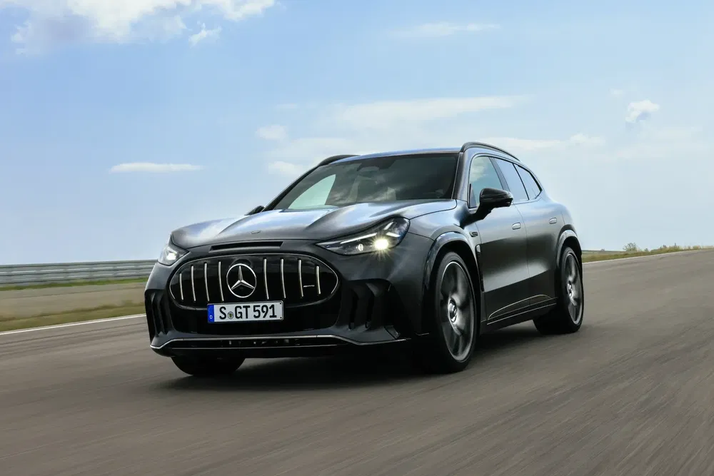 Zwarte Mercedes AMG GT op open weg, elegant en dynamisch ontwerp.