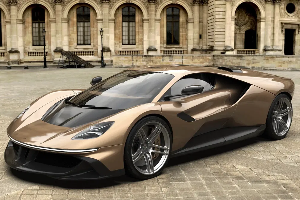 {"fr":"Voiture de sport bronze sur place pavée, devant un bâtiment historique élégant.","nl":"Bronzen sportauto op geplaveide locatie, voor elegant historisch gebouw."}