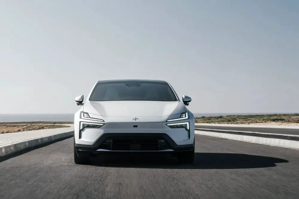 Witte Polestar 4 elektrische auto op verlaten weg bij helder weer.