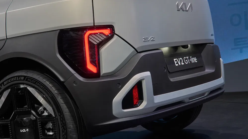Arrière de la Kia EV2 GT-line montrant les feux arrière LED distinctifs.