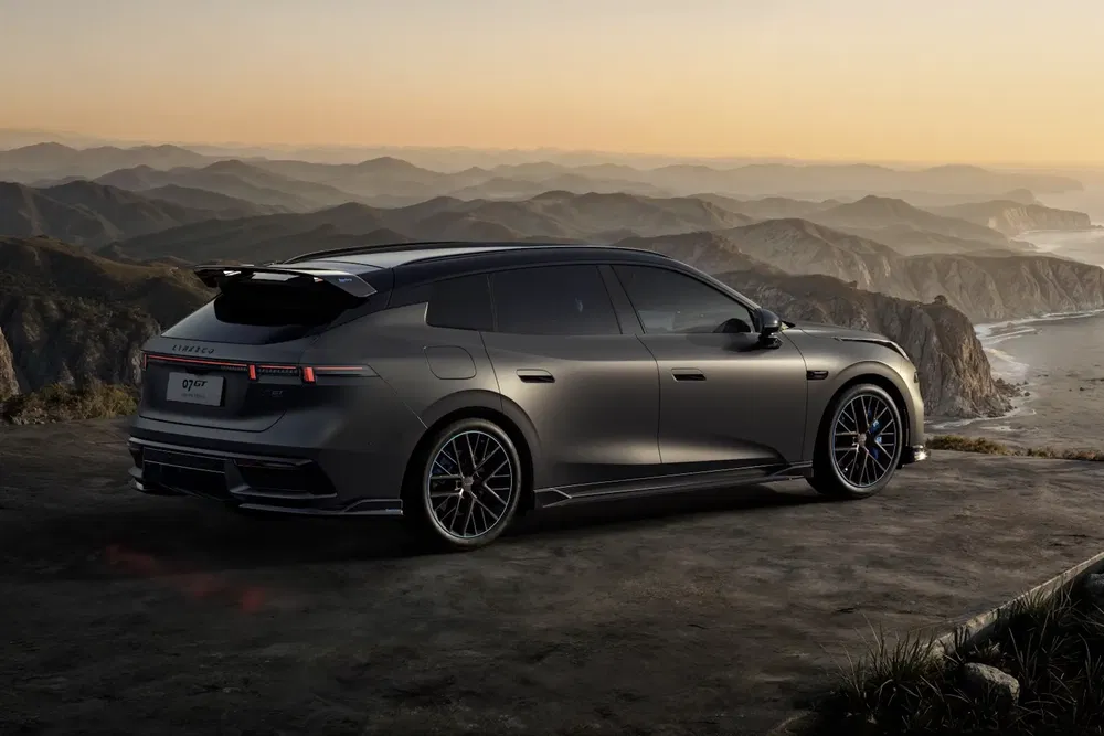 {"fr":"SUV Li Auto gris surplombant une vue panoramique côtière au coucher du soleil.","nl":"Grijze Li Auto SUV met panoramisch kustzicht bij zonsondergang."}