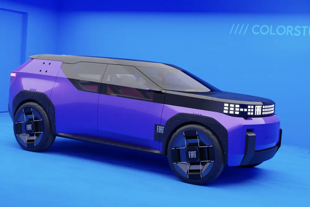 Concept car Fiat violet futuriste avec éclairage LED dans un showroom bleu.