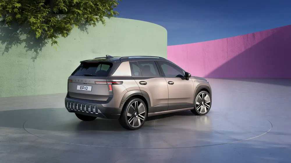 {"fr":"SUV moderne EPIQ gris stationné devant un mur coloré avec un arbre à gauche.","nl":"Grijze EPIQ SUV geparkeerd voor kleurrijke muur met boom links."}