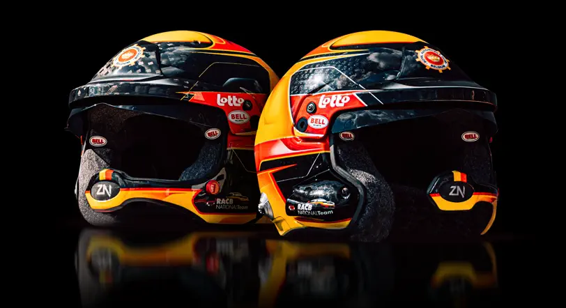 {"fr":"Casques de rallye Bell Lotto avec motifs belges sur fond noir.","nl":"Bell Lotto rallyhelmen met Belgische ontwerpen op een zwarte achtergrond."}