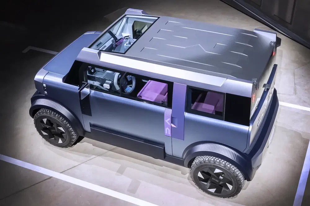 {"fr":"Concept-car Hyundai aux lignes angulaires, toit panoramique et intérieur moderne en teintes violettes.","nl":"Hyundai conceptauto met hoekige lijnen, panoramadak en modern interieur in paarse tinten."}