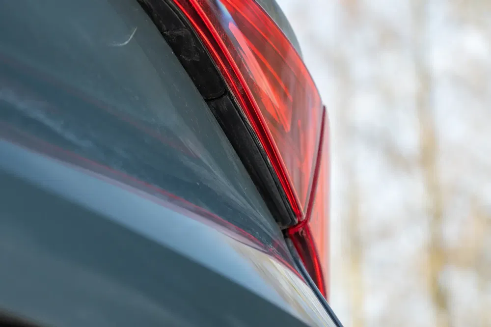 Achterlicht van een Audi, close-up, focus op strak en modern ontwerp.