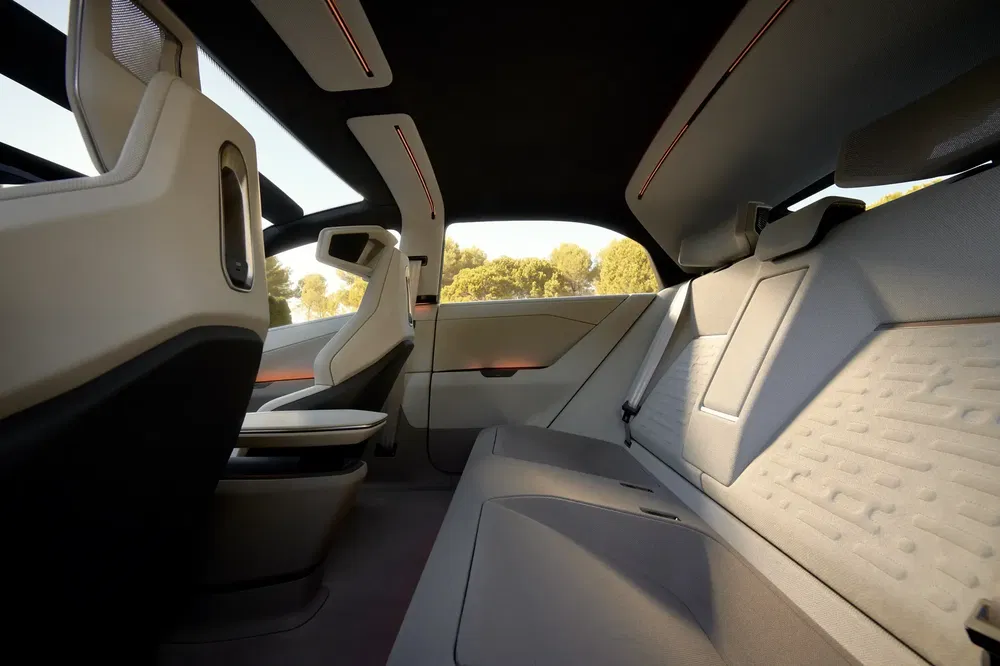 Ruim en modern interieur van een elektrische Audi, stijlvol en licht ontwerp.