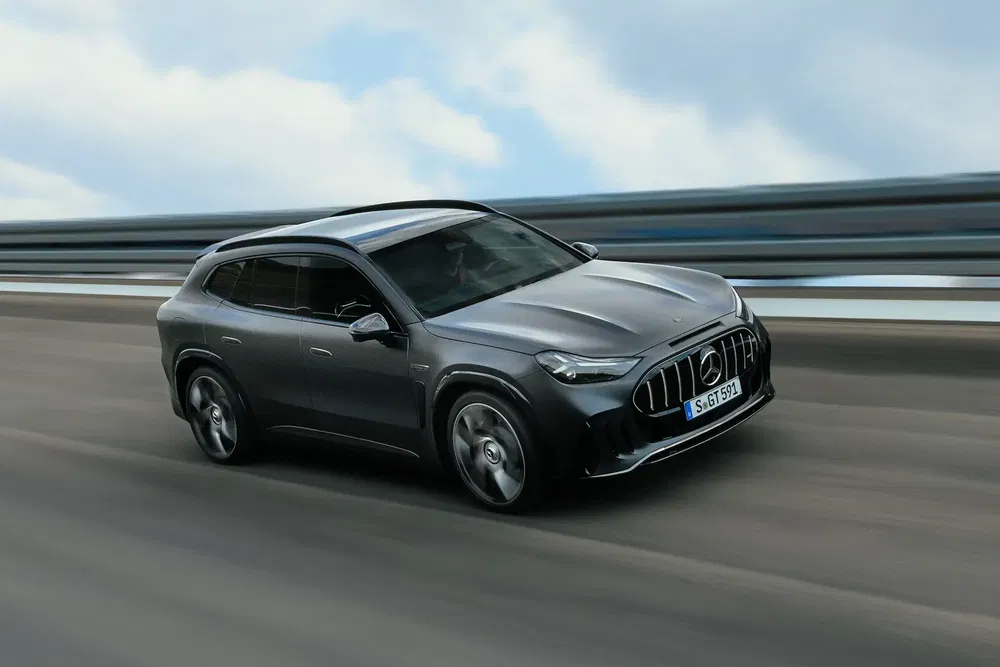 Grijze Mercedes-AMG EQE SUV op snelweg, moderne elektrische prestaties.