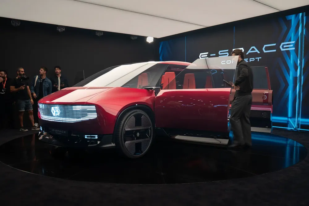 Concept car Renault Espace électronique rouge exposé avec des portes ouvertes et des designs futuristes.