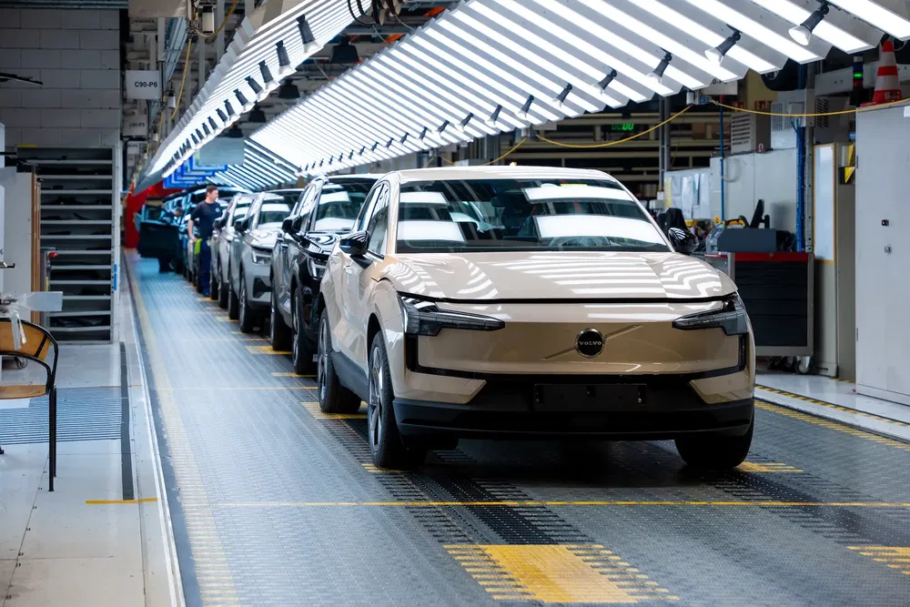 Productielijn voor Volvo elektrische auto's, seriële productie van moderne voertuigen.