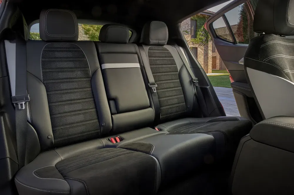 Achterbank van auto met stijlvolle zwarte leren bekleding en modern ontwerp.