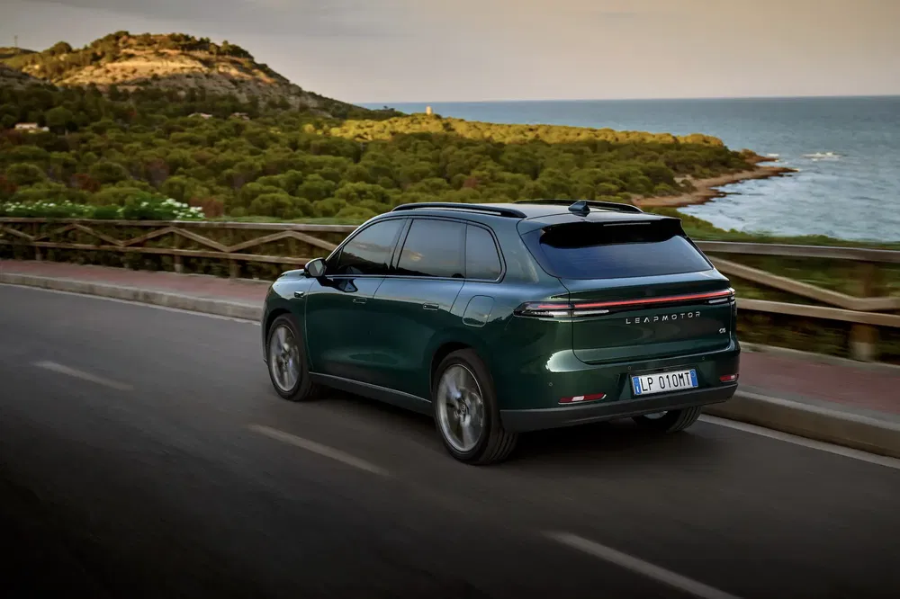 Elektrische Leapmotor SUV rijdt op schilderachtige kustweg.