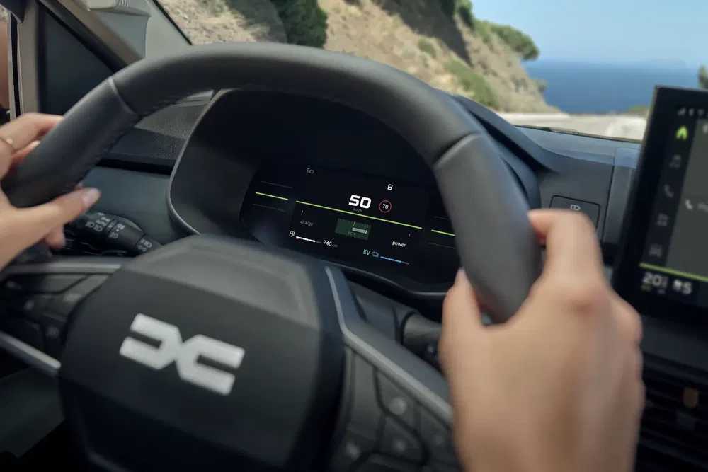 {"fr":"Intérieur d'une Dacia Spring électrique avec volant et tableau de bord numérique moderne.","nl":"Interieur van een elektrische Dacia Spring met stuur en modern digitaal dashboard."}