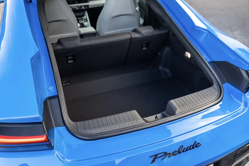 Achterbak van de blauwe Honda Prelude met ruime laadruimte.