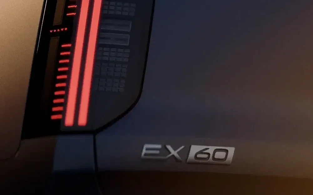 LED-achterlicht van de Volvo EX60 met modern design en zichtbaar logo.