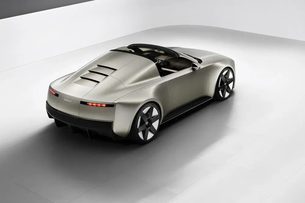 Futuristisch Audi concept-car met zilverkleurige carrosserie en sportvelgen.