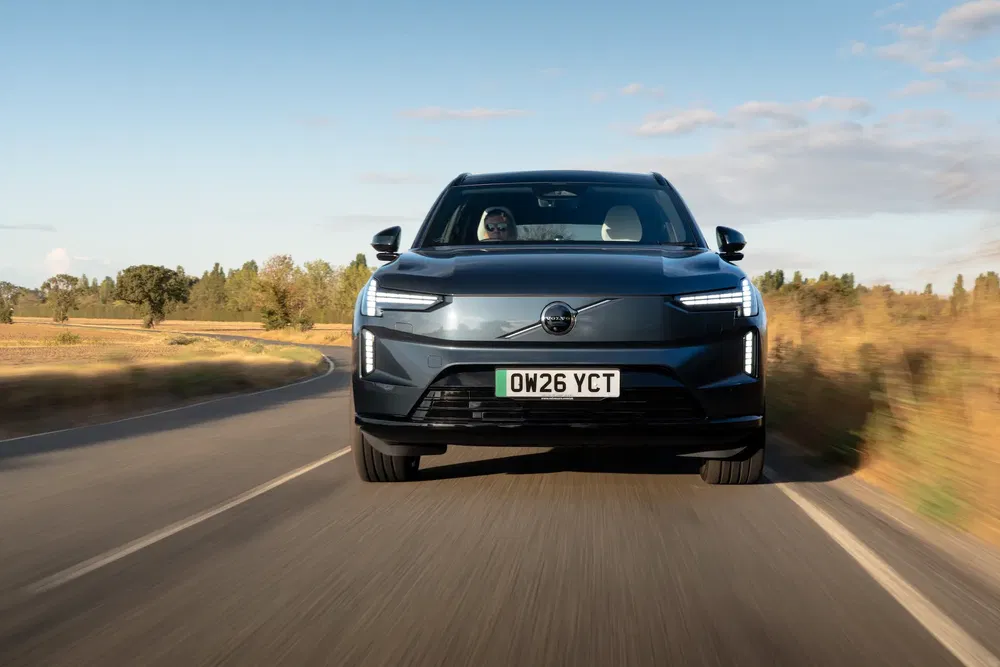 Volvo SUV moderne sur une route de campagne dégagée sous un ciel bleu.