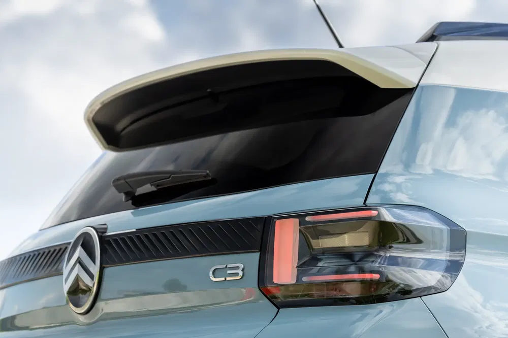 Détail du hayon arrière d'une Citroën C3 avec feux arrière modernes.