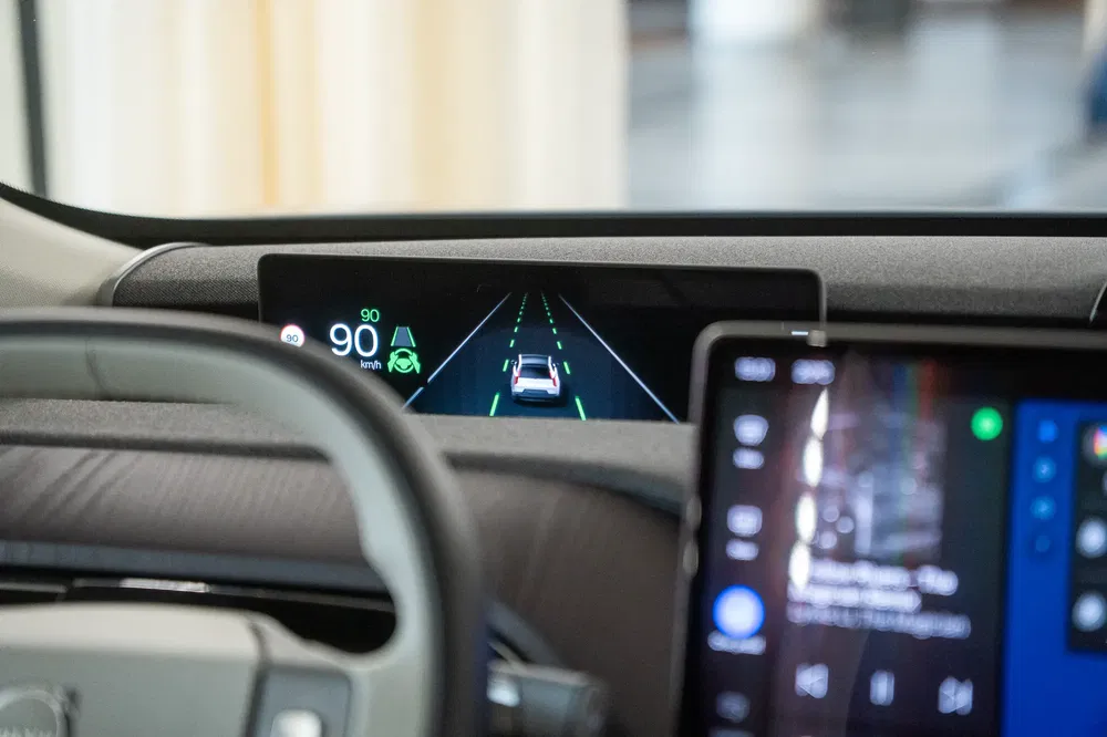 Affichage numérique d'un tableau de bord de voiture électrique avec indicateur de conduite autonome.