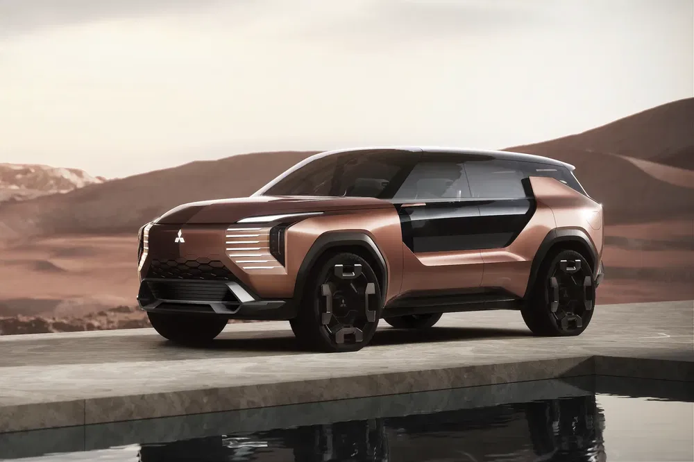 Concept car Mitsubishi marron au design futuriste avec paysage désertique en arrière-plan.