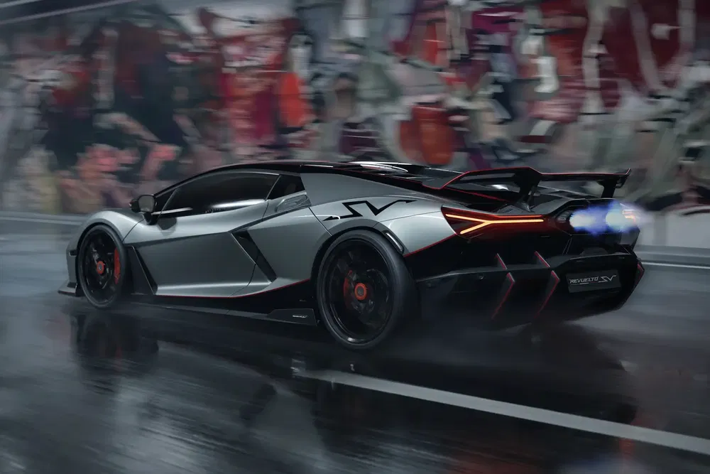 Lamborghini Revuelto SV roule vite sur route mouillée devant un mur de graffitis.
