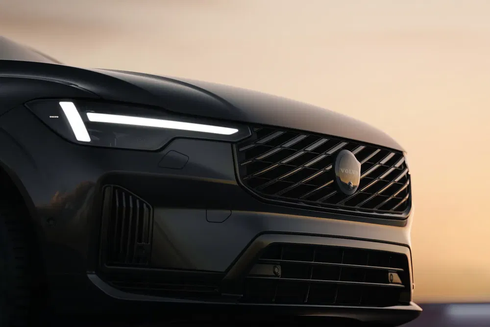 Volvo XC60, phare LED et calandre distinctive au coucher de soleil.
