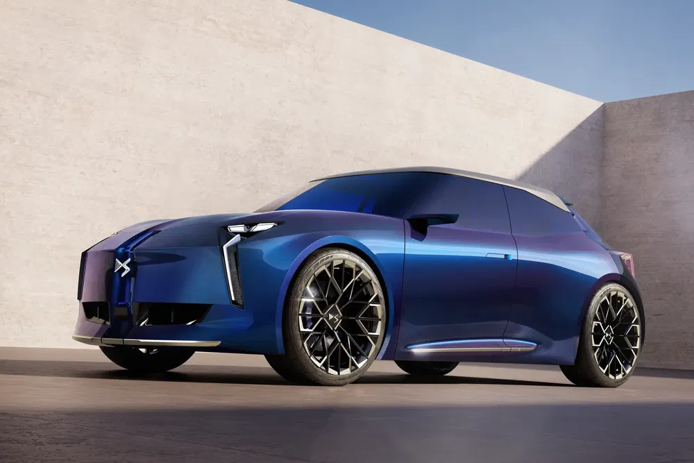Blauwe DS Aero Sport Lounge conceptauto, modern en stijlvol ontwerp, geparkeerd tegen minimalistische achtergrond.