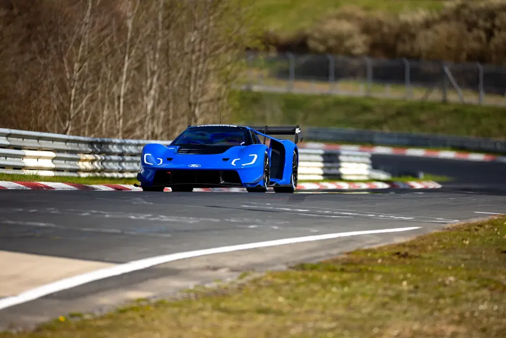 La Ford GT bleu vif en action sur le circuit du Nürburgring.