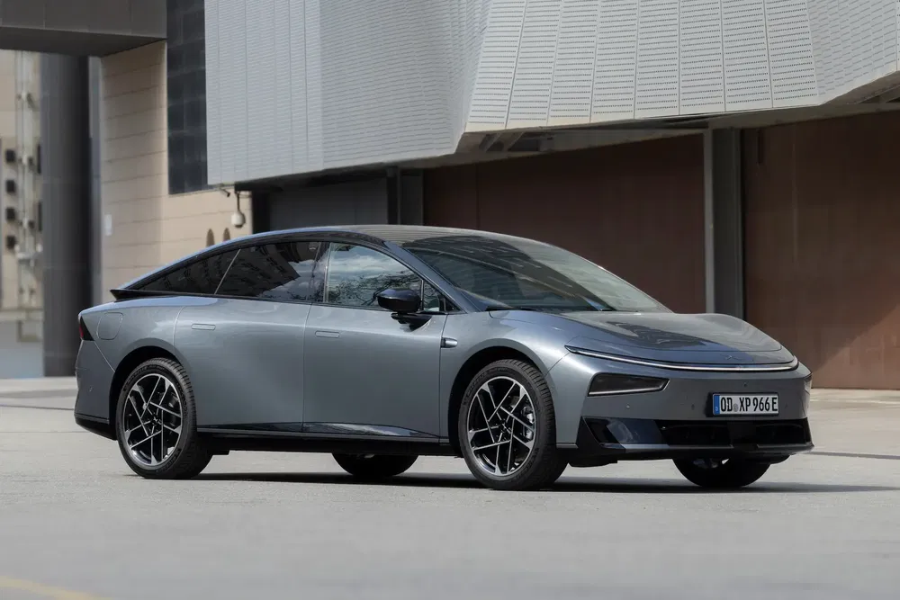 Voiture électrique Leapmotor C10 sur fond urbain, design moderne et aérodynamique.