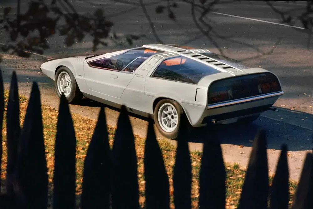 {"fr":"Concept car Vauxhall SRV des années 1970, design futuriste avec carrosserie argentée élégante.","nl":"Vauxhall SRV conceptauto uit de jaren '70, futuristisch ontwerp met slanke zilveren carrosserie."}