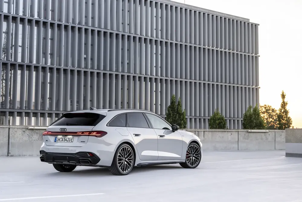 {"fr":"Audi break argenté stationné devant un bâtiment moderne, design épuré et élégant.","nl":"Zilveren Audi stationwagen geparkeerd voor modern gebouw, strak en stijlvol ontwerp."}