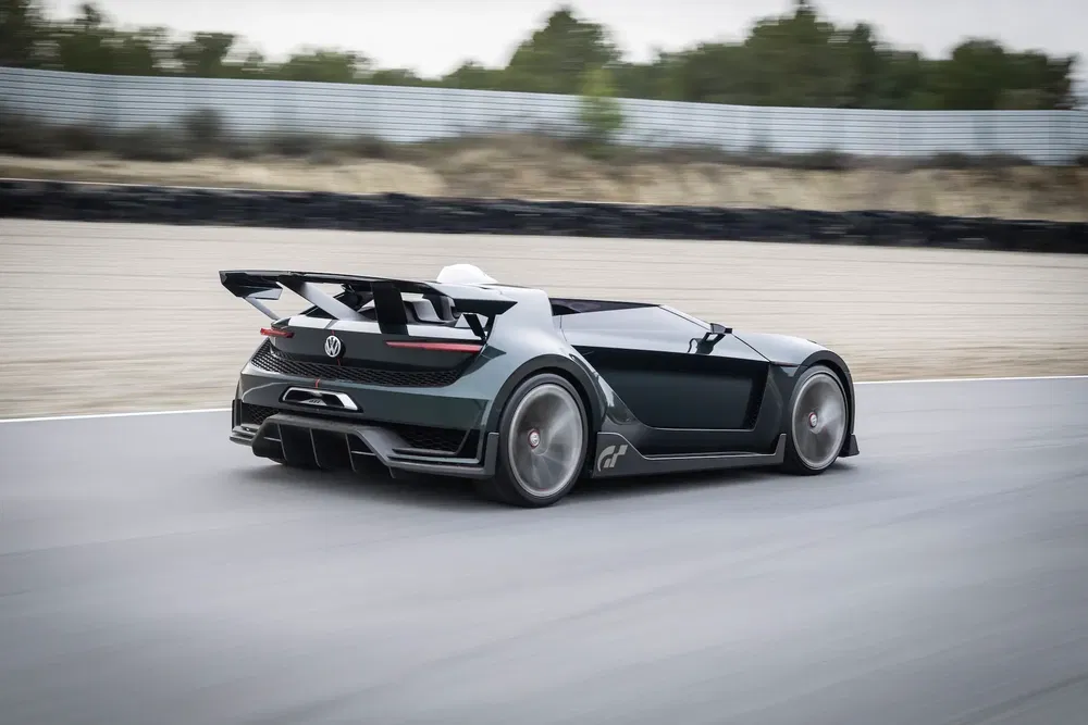 Concept-car Volkswagen avec aileron sur piste de course, design futuriste et élégant.