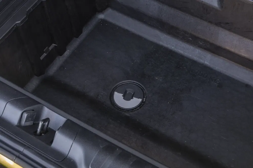 Kofferbakopslag van de Ford F-150 Lightning met centrale afvoerkap.