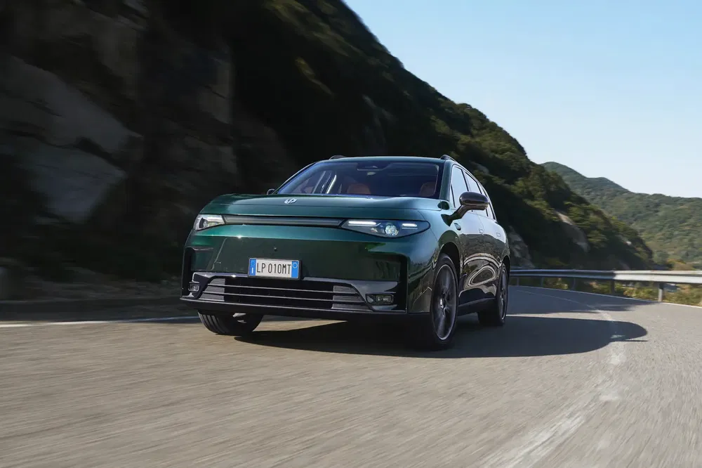 Groene Zeekr X elektrische auto rijdt op bergweg.