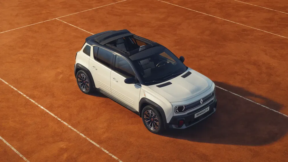 Renault Kardian SUV sur un court de tennis en terre battue, toit ouvrant visible.