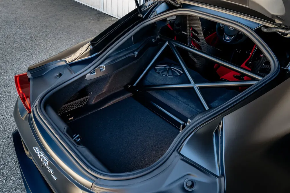 Kofferbak van de Chevrolet Corvette Z06 met een metalen veiligheidskooi en sportief interieur.