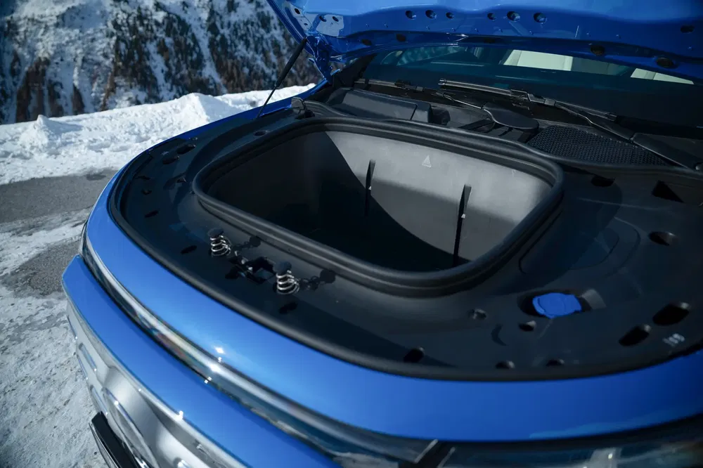 Coffre avant de Hyundai Ioniq 5 ouvert, posé dans un environnement enneigé.