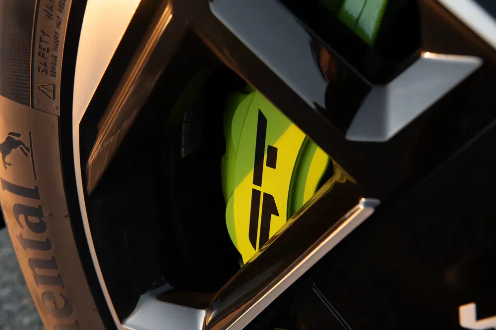 Gros plan sur un étrier de frein jaune vif et jante de roue Continental.