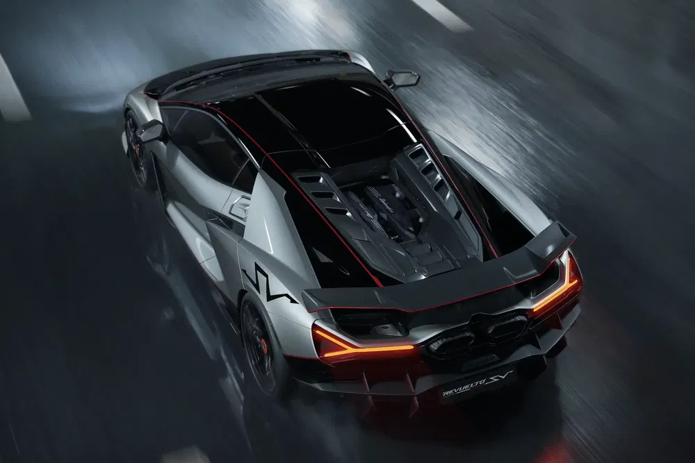 Concept car futuriste Lamborghini Revuelto X sur route mouillée, éclairage LED distinctif.
