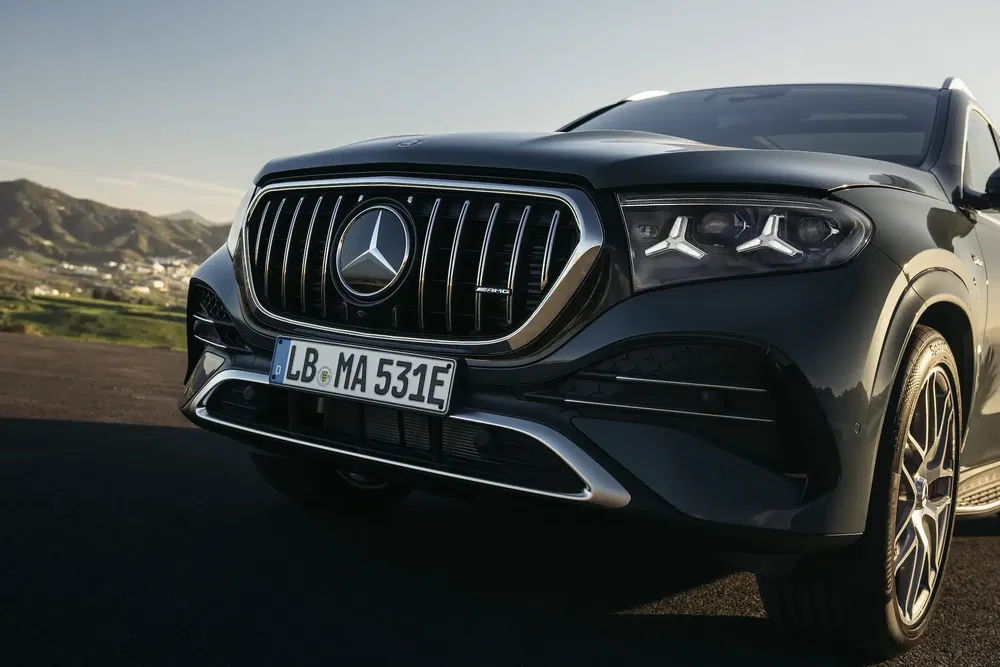 {"fr":"Vue avant d'un Mercedes-Benz SUV moderne avec éléments chromés et phares LED distinctifs.","nl":"Vooraanzicht van een moderne Mercedes-Benz SUV met chromen accenten en opvallende LED-koplampen."}