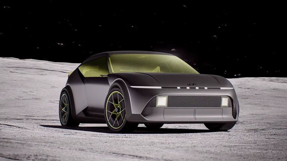 Hyundai conceptauto met futuristisch ontwerp op maanoppervlak, voorzien van moderne velgen.