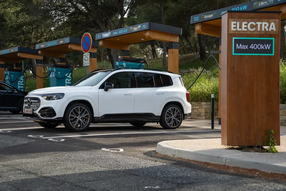 Mercedes-Benz EQB électrique en charge à une station Electra de 400 kW.