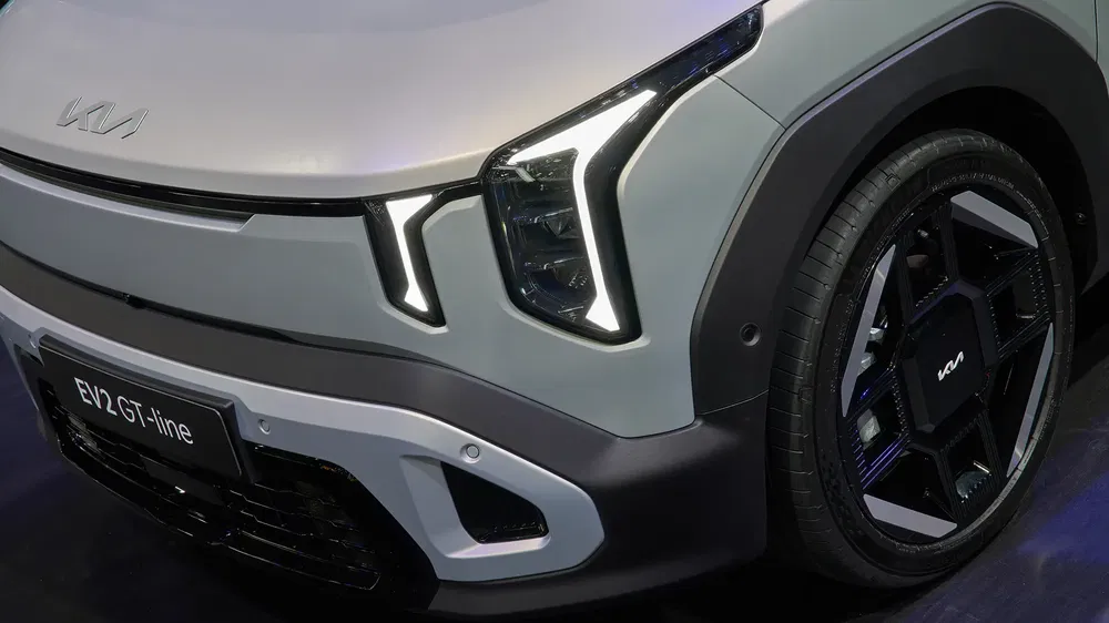 Détail avant du Kia EV2 GT-line avec calandre distinctive et phares LED modernes.