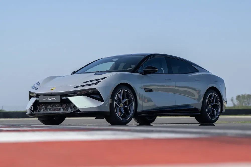 Lotus Emeya électrique sur circuit, design aérodynamique moderne et élégant.