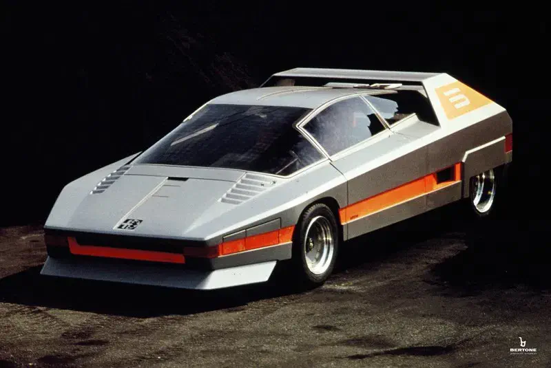 Conceptauto Bertone Lancia Sibilo met hoekig ontwerp en opvallende oranje accenten.