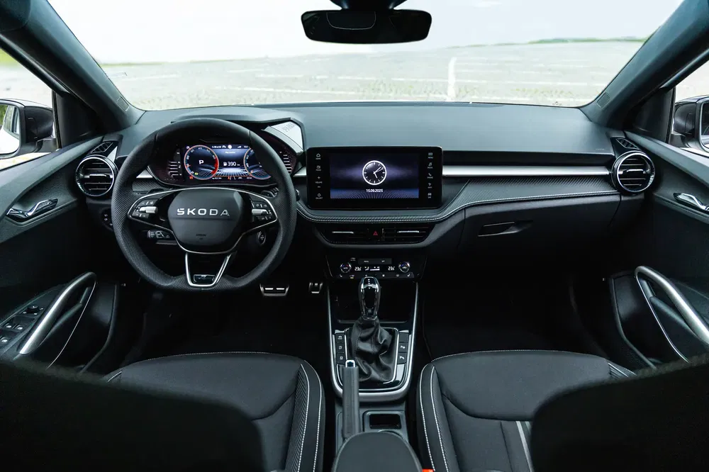 Intérieur moderne de la Skoda avec volant multifonction et écran tactile central intégré.